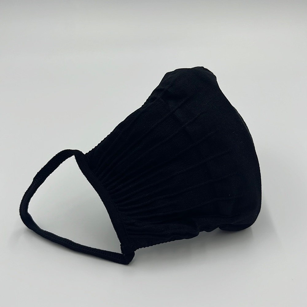 SKIMS ONYX face mask- never been worn